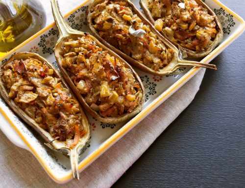 Gegrilde aubergines met pittige kikkererwten & walnotensaus